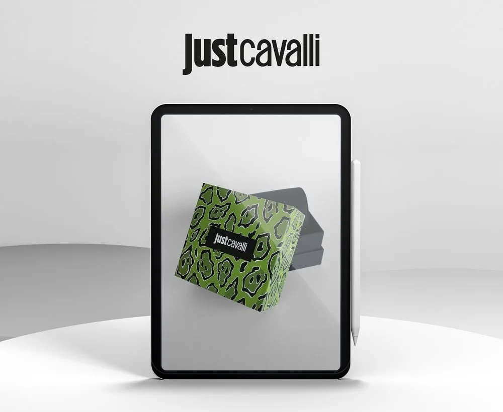 branding und design portfolio für Just Cavalli – auffällige Verpackung in grünem Leopardenmuster, präsentiert auf einem Tablet mit stilvollem Markenauftritt.