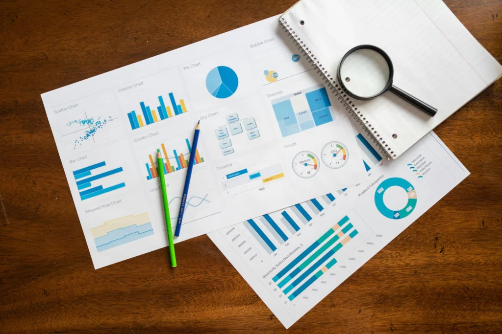 Équipe agence digitale élaborant une stratégie marketing performante.